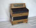 3 rangs 3 voix 12 basses noyer grille noire 01