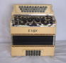 3 rangs 3 voix 18 basses érable grille nickelée 01
