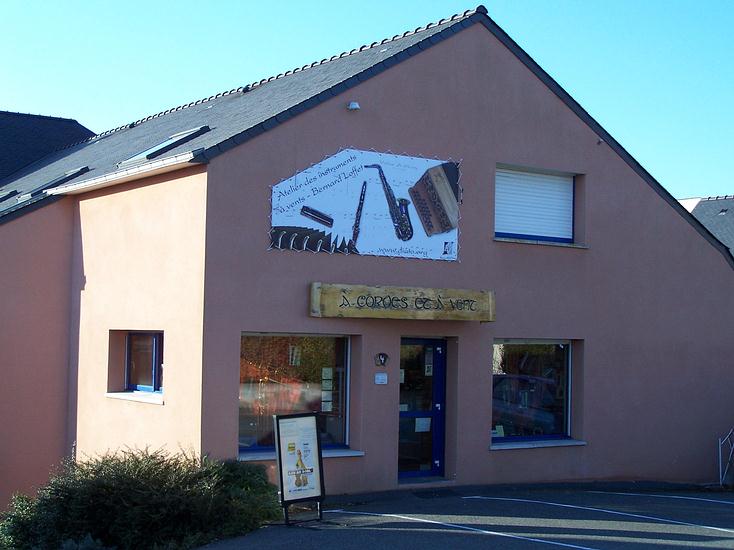 L' Atelier se trouve  600 mètres du centre-bourg de Caudan, en direction de Plouay (au Nord).